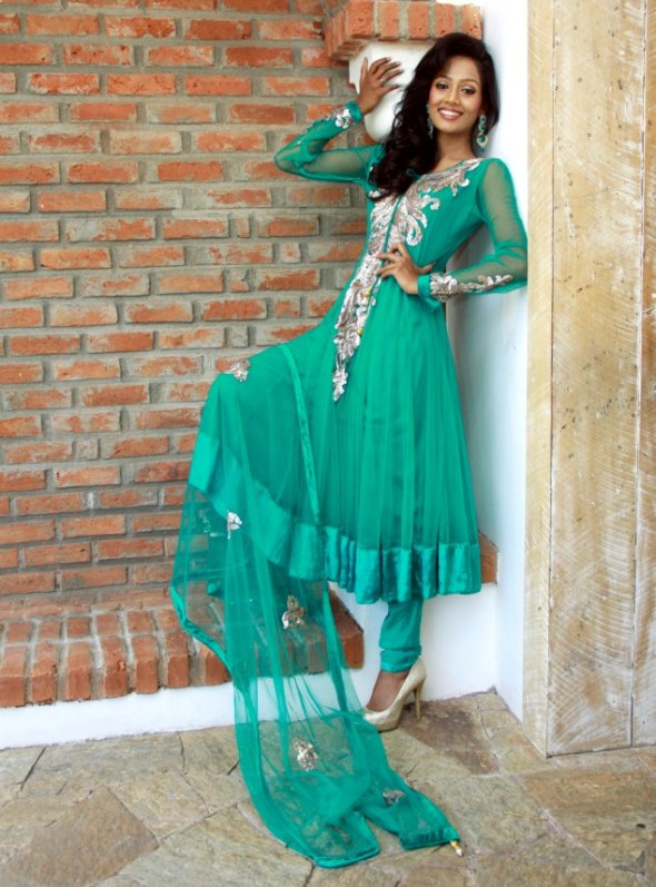 Madusha Rushani Mayadunne - Miss Sri Lanka International 2012 in sari. photo